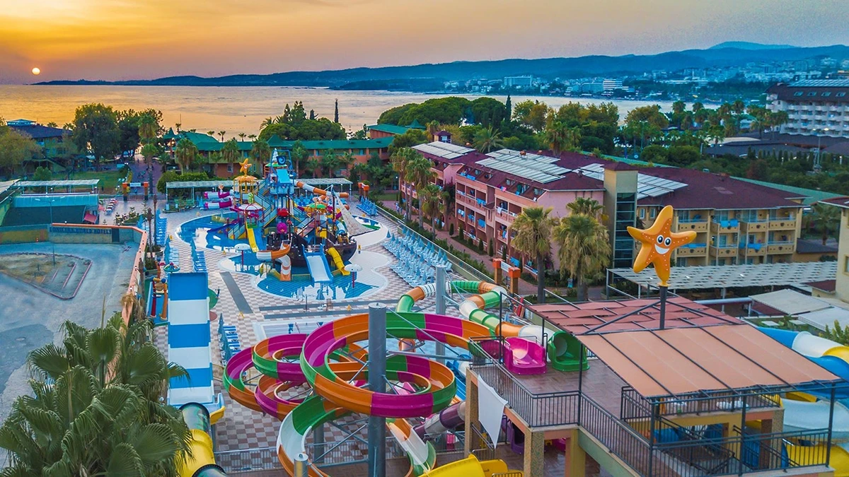 Готель LONICERA WORLD HOTEL - аквапарк